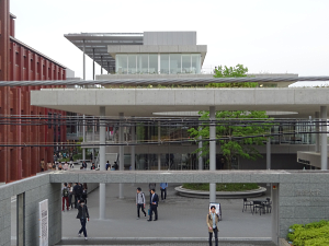 写真：龍谷大学深草キャンパスの新学舎「和顔館（わげんかん）」