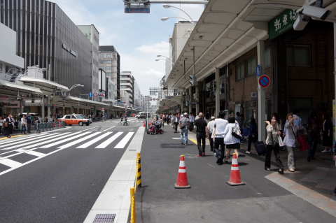 写真：歩道の幅が倍になる新京極・寺町通の交差点付近
