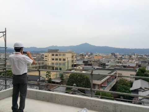 写真：屋上からの眺め。比叡山や大文字がよく見えます。