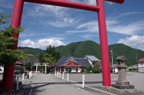 写真：田出宇賀神社の鳥居と会津の山々