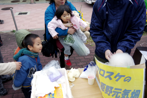 写真：綿菓子に集まる子どもたち