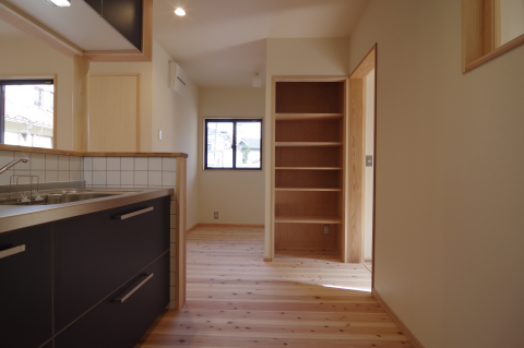 写真：キッチンと収納棚、その奥に隠れたコーナー